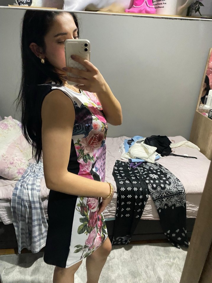 Çiçekli Elbisesi - Görsel 2