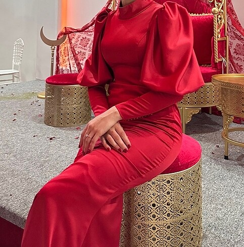 Kırmızı saten elbise