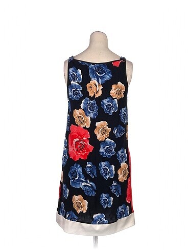 42 Beden PreLoved Kısa Elbise %70 İndirimli.