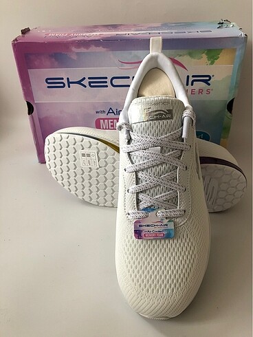 40 Beden beyaz Renk Skechers 40 numara?
