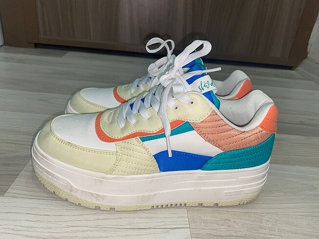 Bershka Kapitone detaylı çok parçalı spor ayakkabı