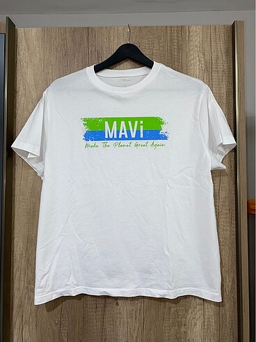 Mavi yazı detaylı tişort
