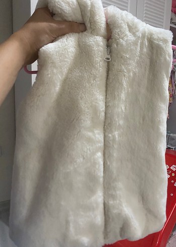 Lc waikiki 4-5 yaş Beyaz Kürklü Kız Yeleği V Yakalı - Görsel 4