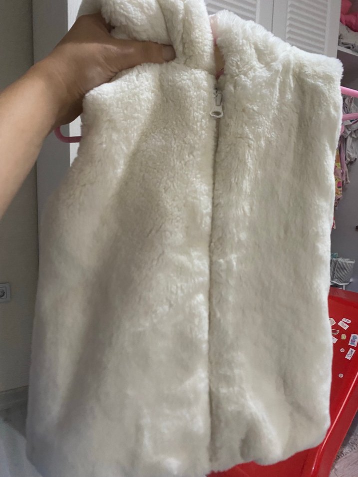 Lc waikiki 4-5 yaş Beyaz Kürklü Kız Yeleği V Yakalı - Görsel 4