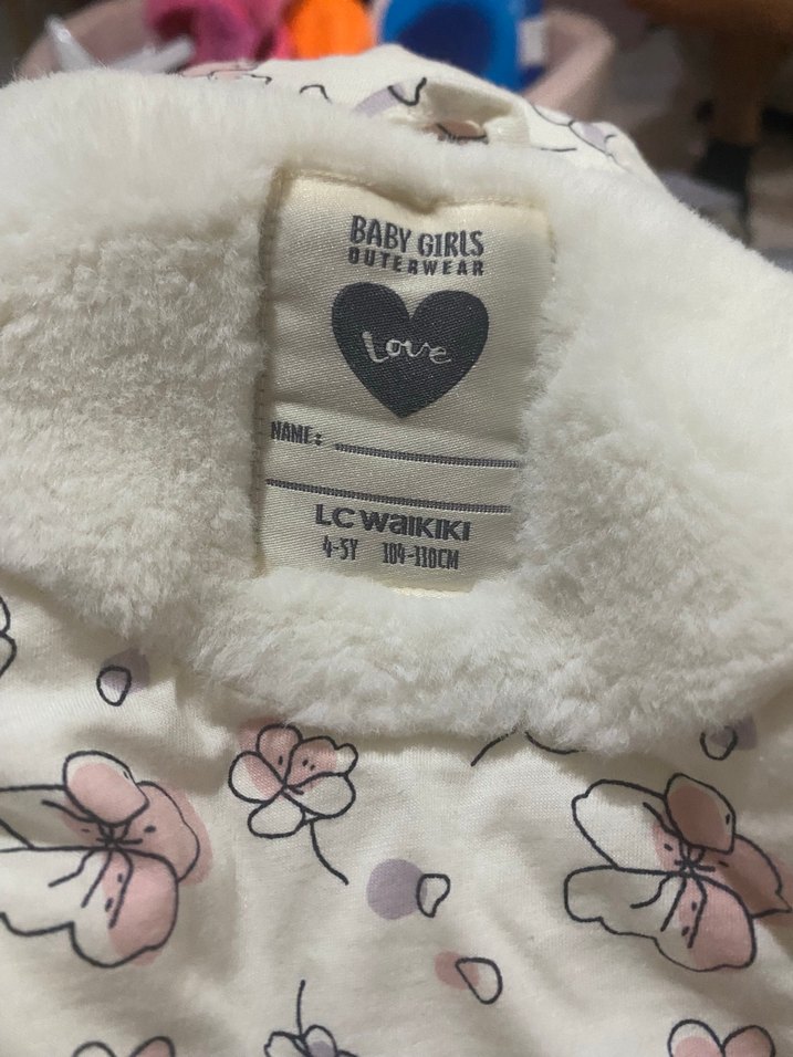 Lc waikiki 4-5 yaş Beyaz Kürklü Kız Yeleği V Yakalı - Görsel 2