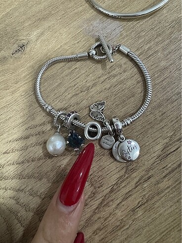 Pandora O harfi charm