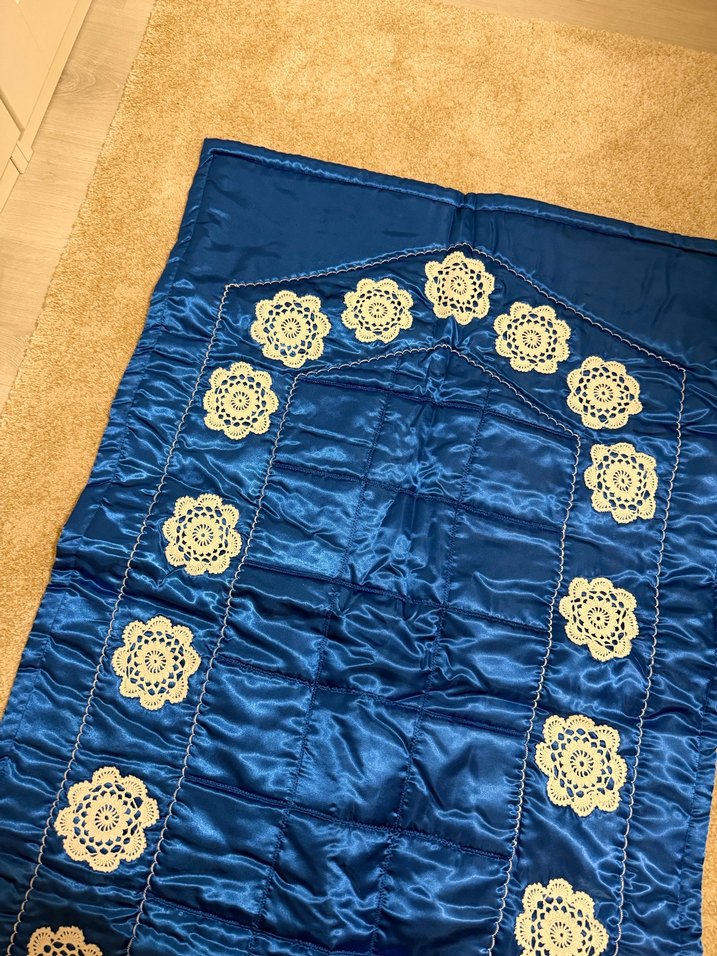 Mavi Saten İşlemeli El Yapımı Seccade - Görsel 2