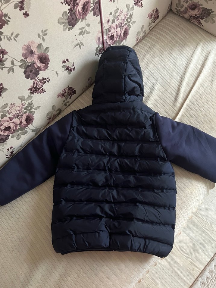 Erkek Çocuk Siyah Kapüşonlu Mont - Görsel 2