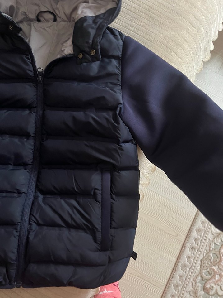 Erkek Çocuk Siyah Kapüşonlu Mont - Görsel 3