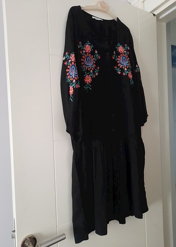 s Beden Çiçek İşlemeli Siyah Bohem Elbise