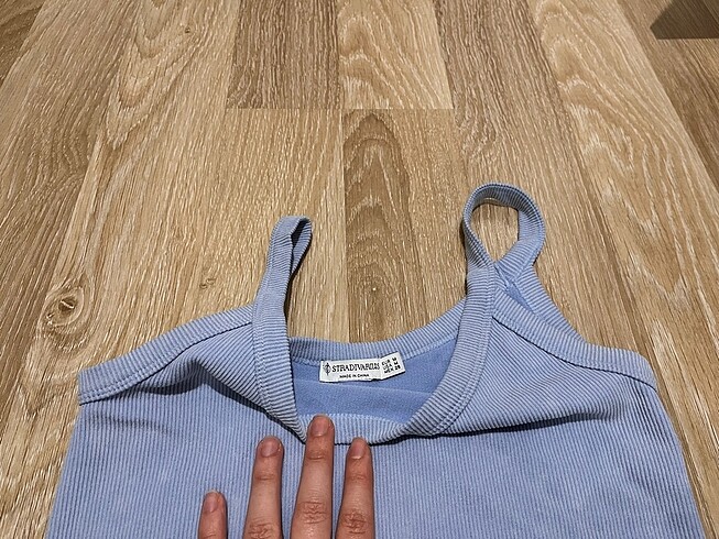 m Beden Stradivarius askılı batik desenli crop