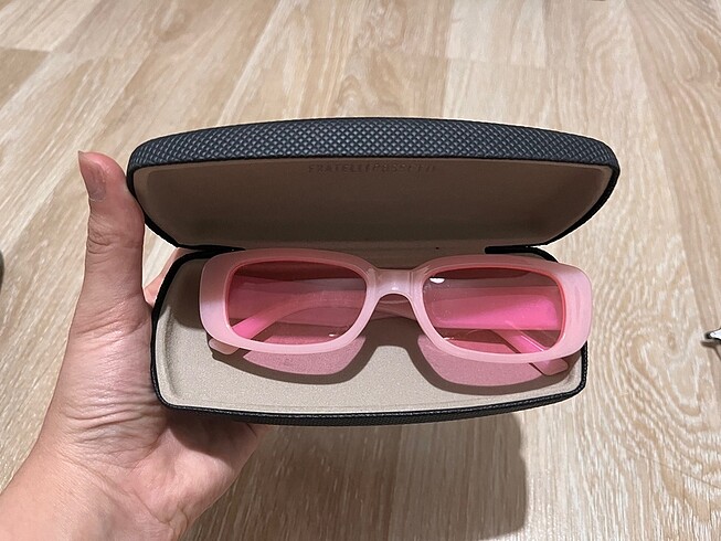 Pembe güneş gözlüğü