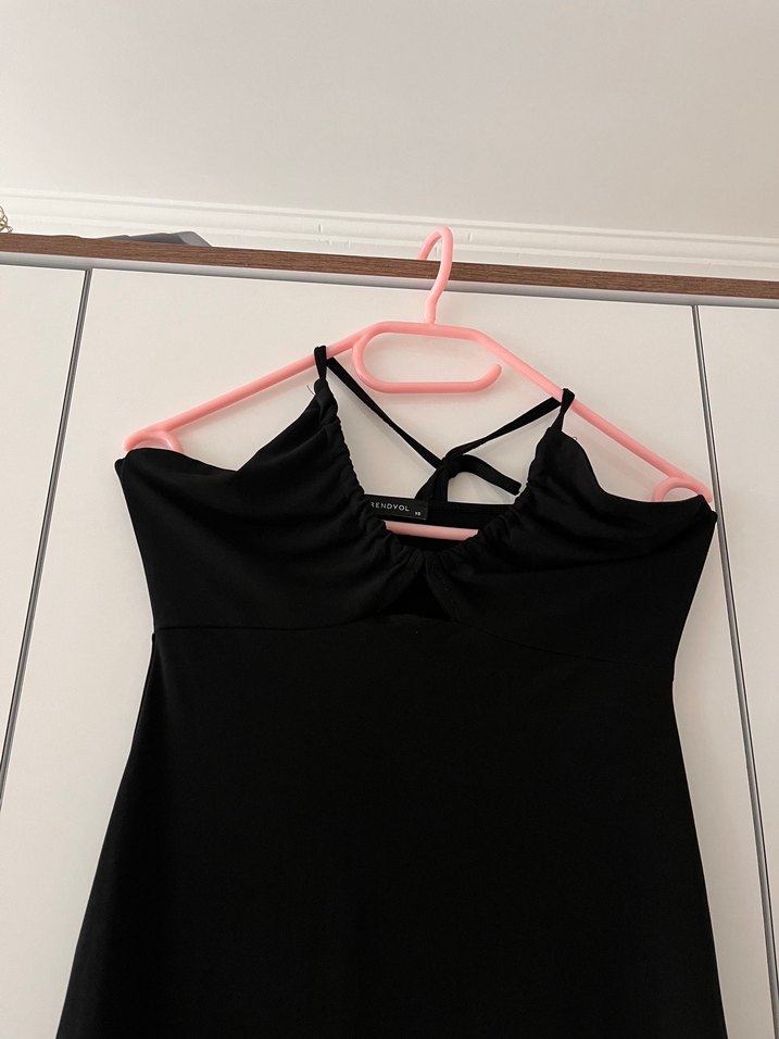 Siyah Mini V Yaka İnce Askılı Elbise - Görsel 3