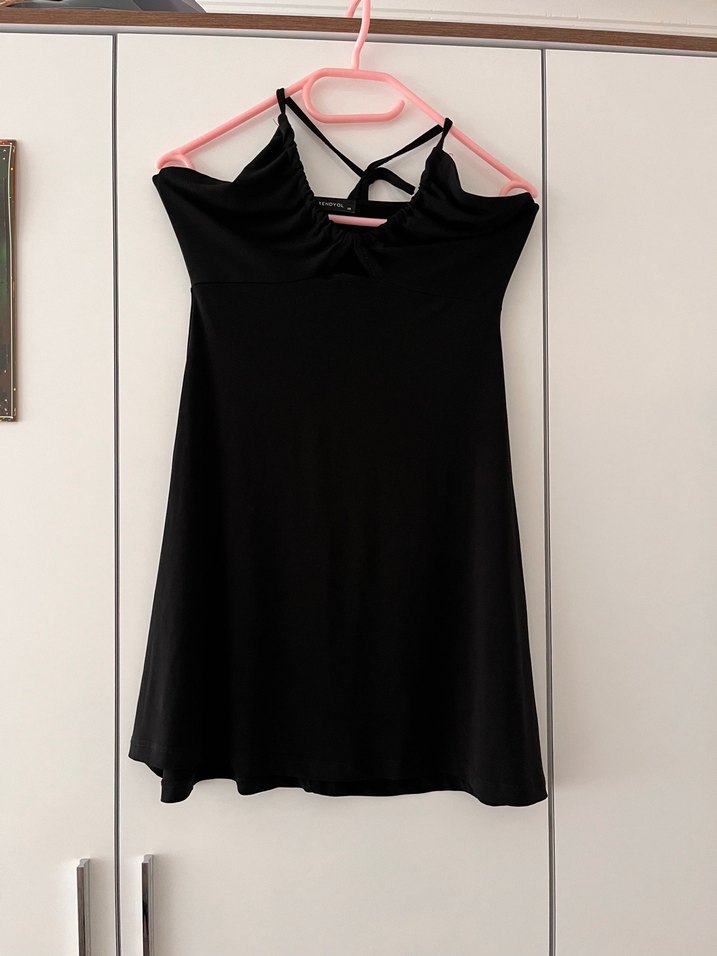Siyah Mini V Yaka İnce Askılı Elbise - Görsel 2