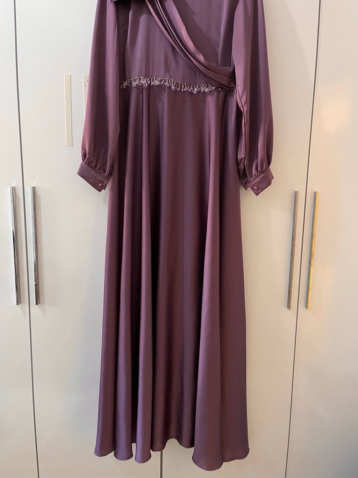 Uzun Kollu Mor İşlemeli Tesettür Abiye Elbise - Görsel 3