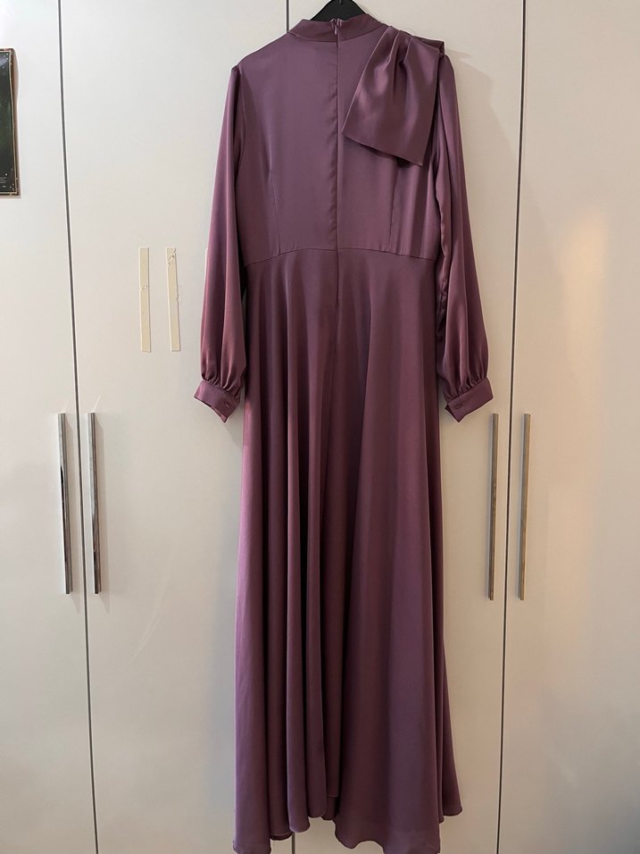 Uzun Kollu Mor İşlemeli Tesettür Abiye Elbise - Görsel 4