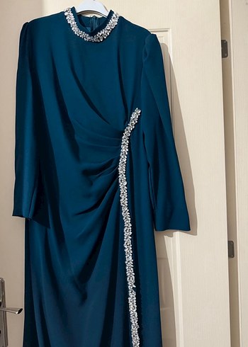 Lacivert İşlemeli Uzun Kollu Tesettür Abiye Elbise ve şal - Görsel 3