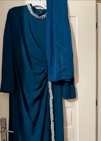 Lacivert İşlemeli Uzun Kollu Tesettür Abiye Elbise ve şal - Görsel 2