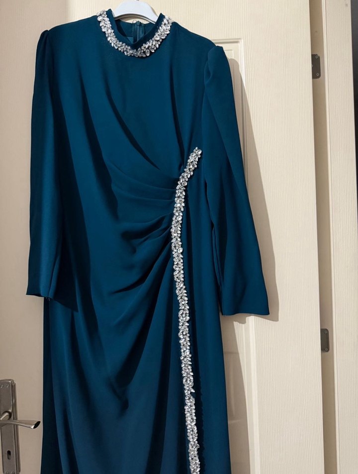 Lacivert İşlemeli Uzun Kollu Tesettür Abiye Elbise ve şal - Görsel 3