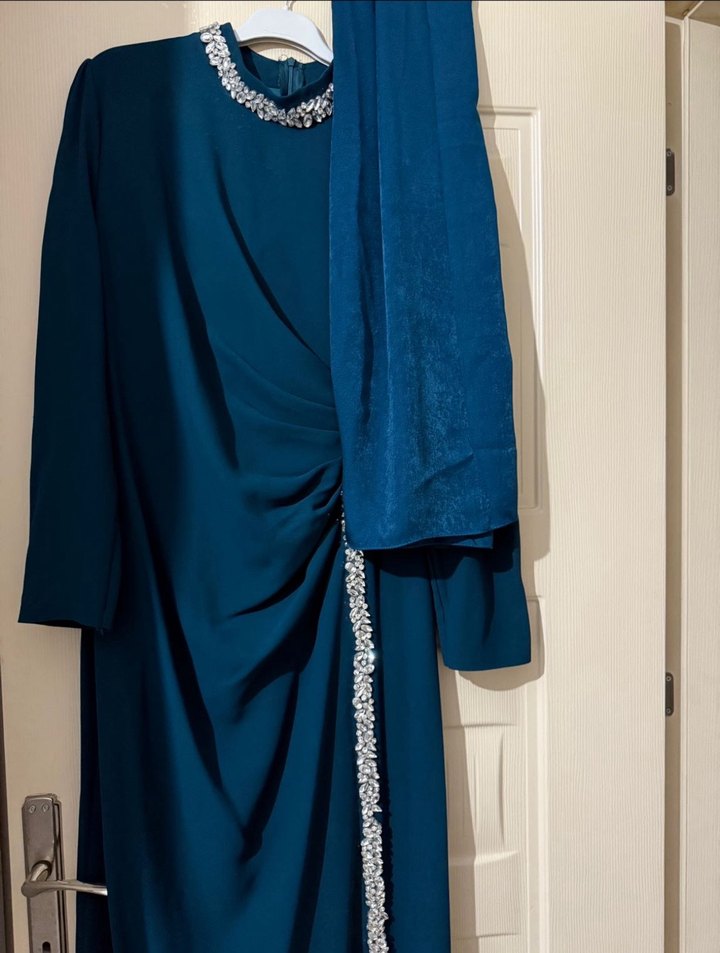 Lacivert İşlemeli Uzun Kollu Tesettür Abiye Elbise ve şal - Görsel 2