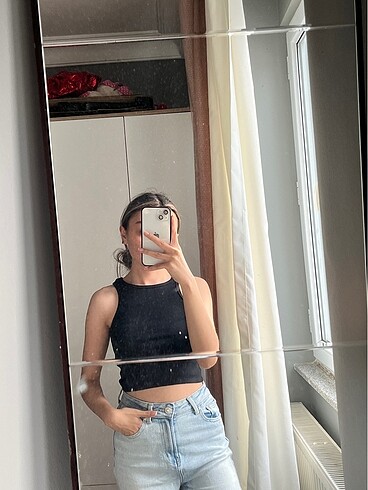 Siyah crop her bedeni mevcut