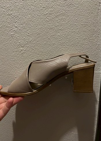 Bej Deri Kadın Dolgu Topuklu Sandalet - Görsel 6