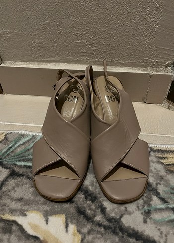 Bej Deri Kadın Dolgu Topuklu Sandalet - Görsel 4