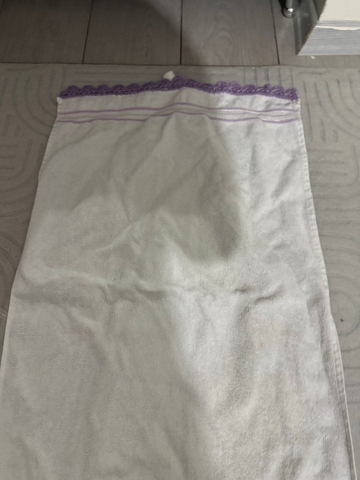 Lila Çiçekli Beyaz El Havlusu — görsel 3/3