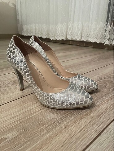 Lame stiletto