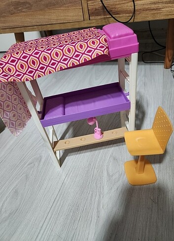 Beden Barbie yatagi ve minis arabasi
