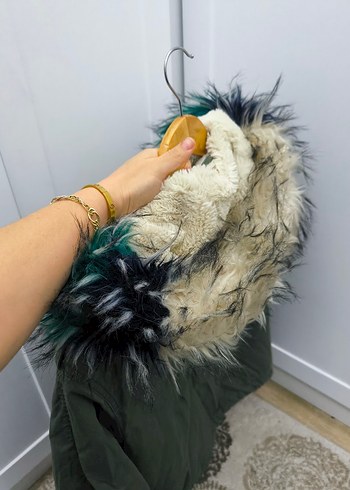 Bershka kadın Yeşil Kapüşonlu Kürklü Kışlık Ceket - Görsel 6