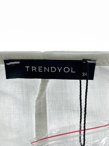 34 Beden beyaz Renk Trendyol & Milla Bluz %70 İndirimli.