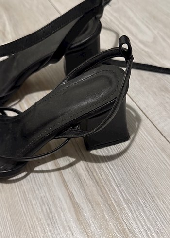 Kadın Siyah Topuklu Bantlı Sandalet - Görsel 3