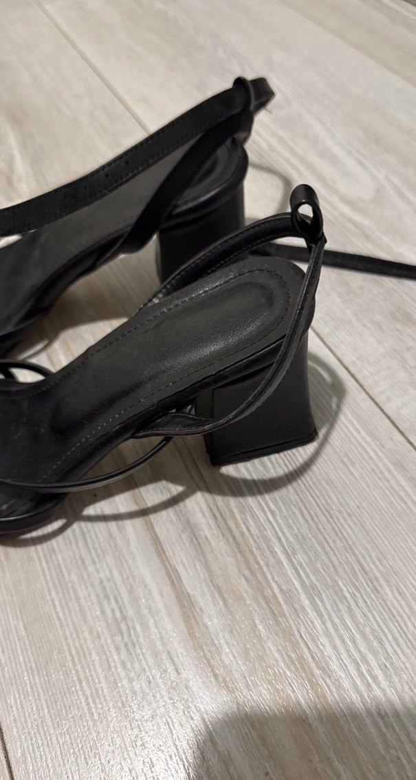 Kadın Siyah Topuklu Bantlı Sandalet - Görsel 3