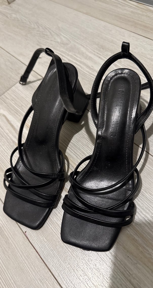 Kadın Siyah Topuklu Bantlı Sandalet - Görsel 2