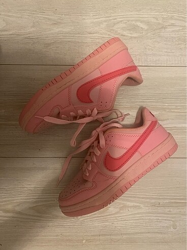 Pembe Nike