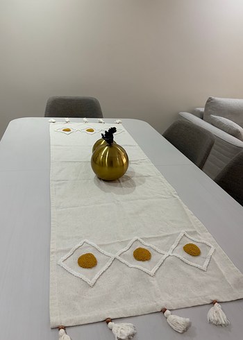 Gri Nakışlı Beyaz Modern Masa Örtüsü