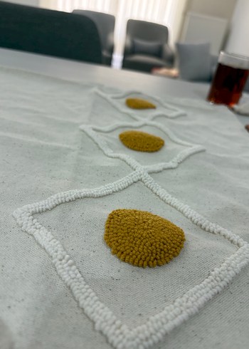  Beden Gri Nakışlı Beyaz Modern Masa Örtüsü