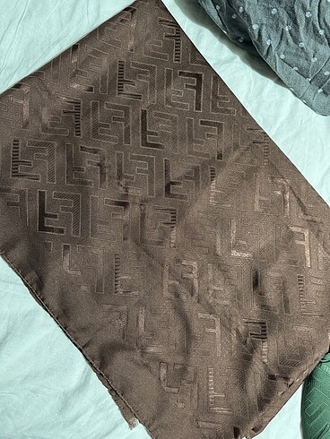 Az kullanılmış fendi şal - Görsel 3