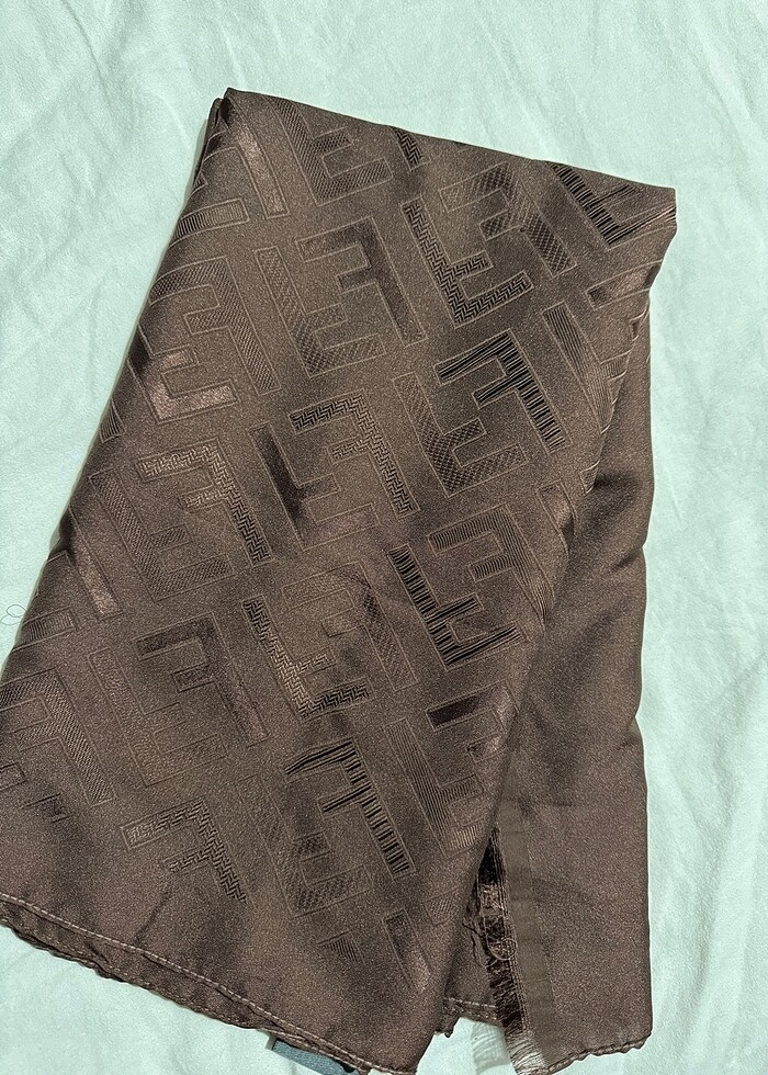 Az kullanılmış fendi şal - Görsel 2