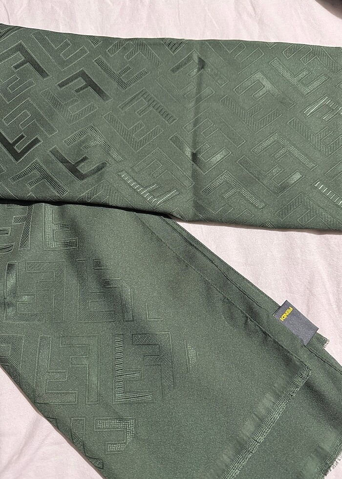 Fendi şal - Görsel 4