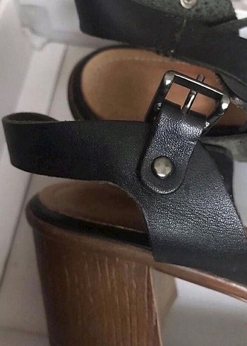 Diğer Kadın Siyah Deri Yılan Desenli Topuklu Sandalet