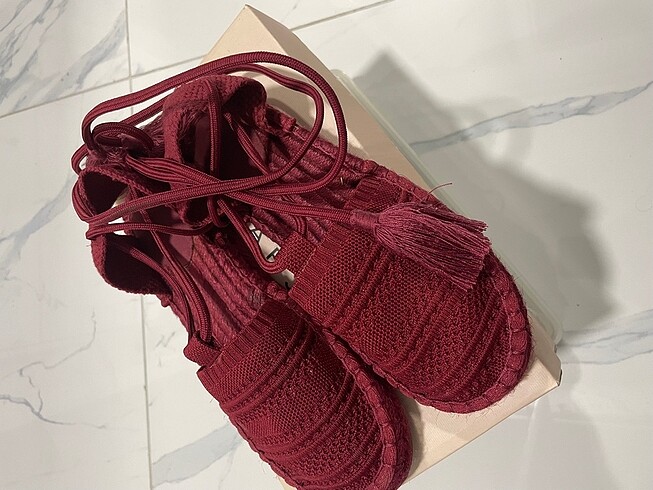 Oysho Oysho bordo/kırmızı bağcıklı sandalet