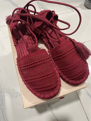Oysho bordo/kırmızı bağcıklı sandalet