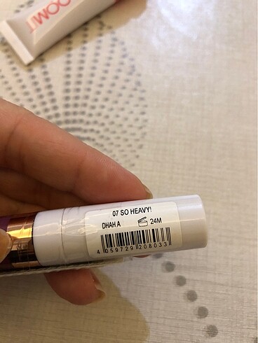 Beden Essence plumping nudes so heavy lipgloss