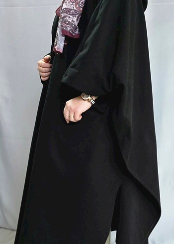 Siyah Uzun Kesim Kadın panço, kışlık üründür. Bir sefer giyildi - Görsel 3