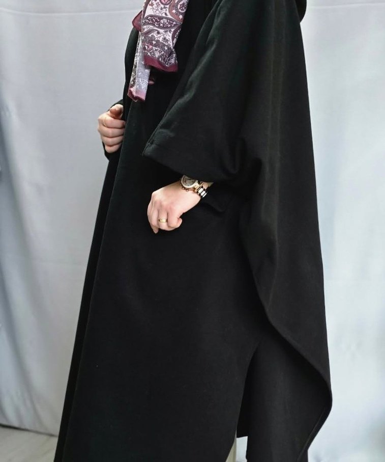 Siyah Uzun Kesim Kadın panço, kışlık üründür. Bir sefer giyildi - Görsel 3