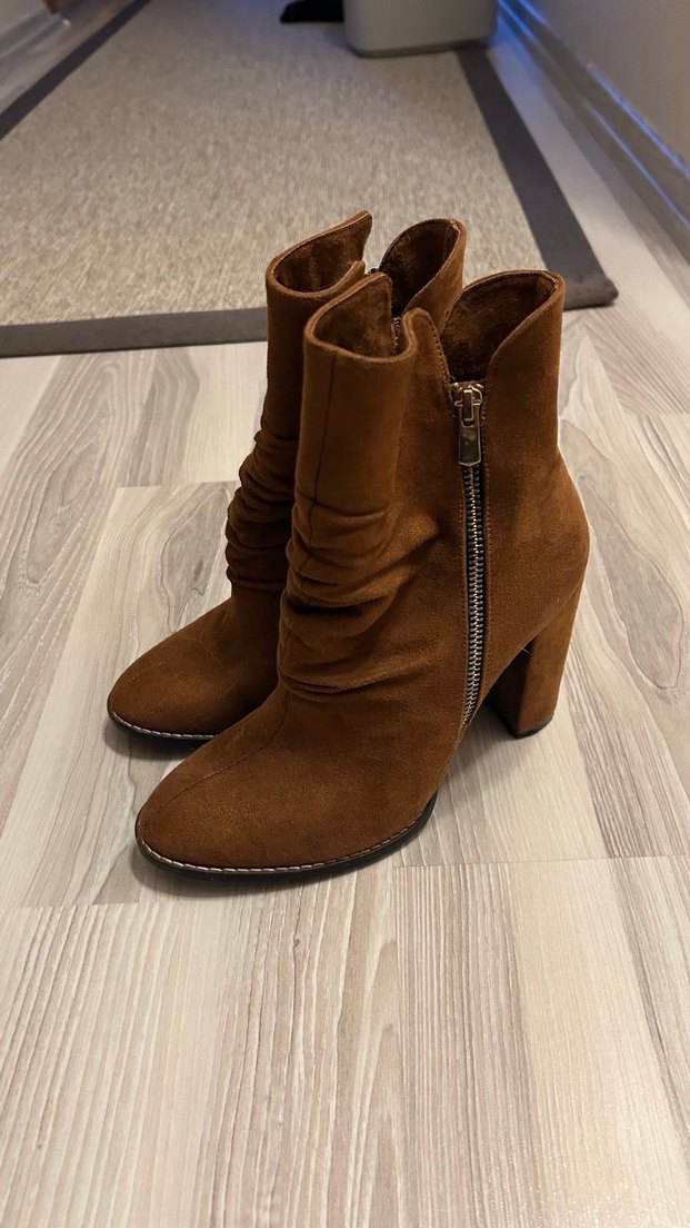 Kahverengi Süet Dolgu Topuklu Kadın Bot - Görsel 4