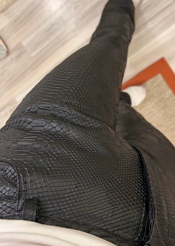 Siyah Yılan Derisi Desenli Deri Pantolon - Görsel 4