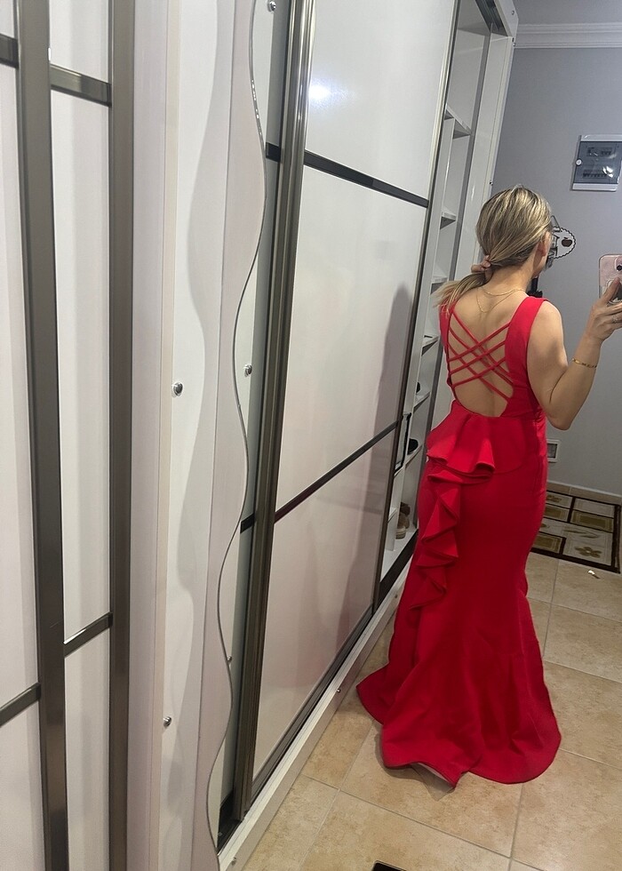 Sırt dekolteli kırmızı abiye - Görsel 2